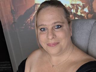 Alter: 35 / Zwilling - Alter: 165 / mollig - Geschlecht: weiblich - Ausrichtung: heterosexuell - Haare: blond / mittellang - Piercing: Gesicht - bewebmaster-Alter: C - Hautfarbe: weiss - Augen: blau - Rasur: teilrasiert